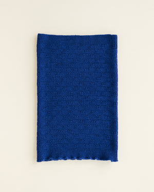 Hvid Schlauchschal Gigi Cobalt Blue – Strickmuster Nahaufnahme