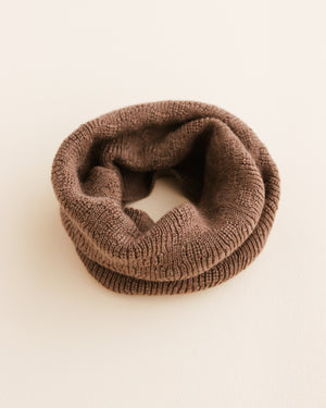 Hvid Schlauchschal Gigi Mocha aus Merinowolle – warm & antibakteriell.