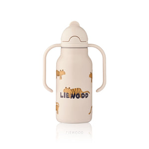 Liewood Kimmie Trinkflasche 250 ml Tiger / Sandy – Die Liewood Kimmie Trinkflasche ist ideal für kleine Kinderhände und bietet sicheres Trinken unterwegs.
