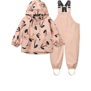 Liewood Manu Regenanzug mega cherry heart/ Rosey mix – Das Liewood Manu Regenanzug-Set ist ein funktionelles Allwetter-Outfit für Kinder.