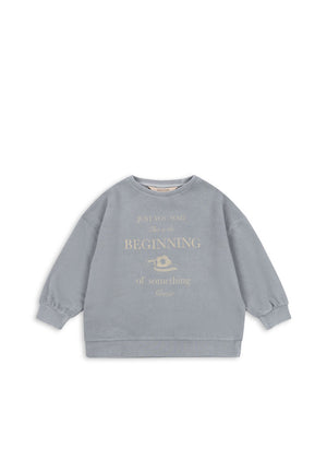 Kinder-Sweatshirt aus Bio-Baumwolle von Konges Sløjd, Lai Sweatshirt Sleet, weich & bequem, überschnittene Schultern, Druckknöpfe bei Größen bis 18M