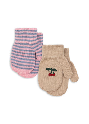 Konges Sløjd Fäustlinge „Filla“ im 2er-Pack – mit Cherry-Print & Streifen. Weich, warm und perfekt für kalte Tage. Jetzt online bestellen!