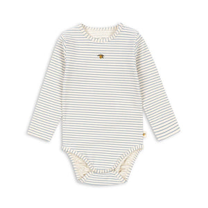 Konges Sløjd Baby Body "Basic" in hellblau-weißem Streifenmuster aus Bio-Baumwolle mit Druckknöpfen – bequem & hautfreundlich.